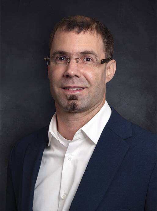 Andreas Graf est intermédiaire enregistré et actif à Berne.