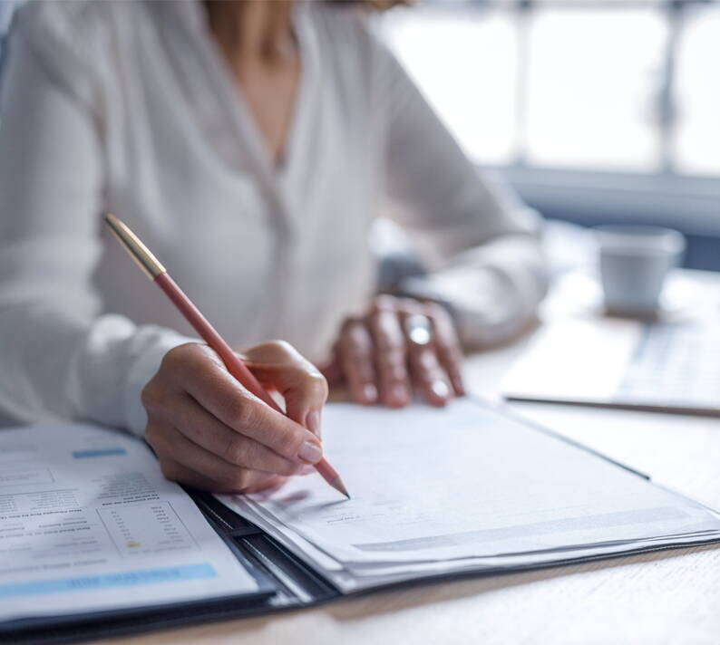 La sede di Union Swiss Brokers Holding AG a Thun si trova alle porte del centro storico. In una posizione strategica, a pochi passi dalle aree commerciali, offre l’opportunità di coniugare l’utile al dilettevole. Il giovane e dinamico team di Thun è rinomato per il servizio eccellente e l’eccezionale qualità della consulenza.