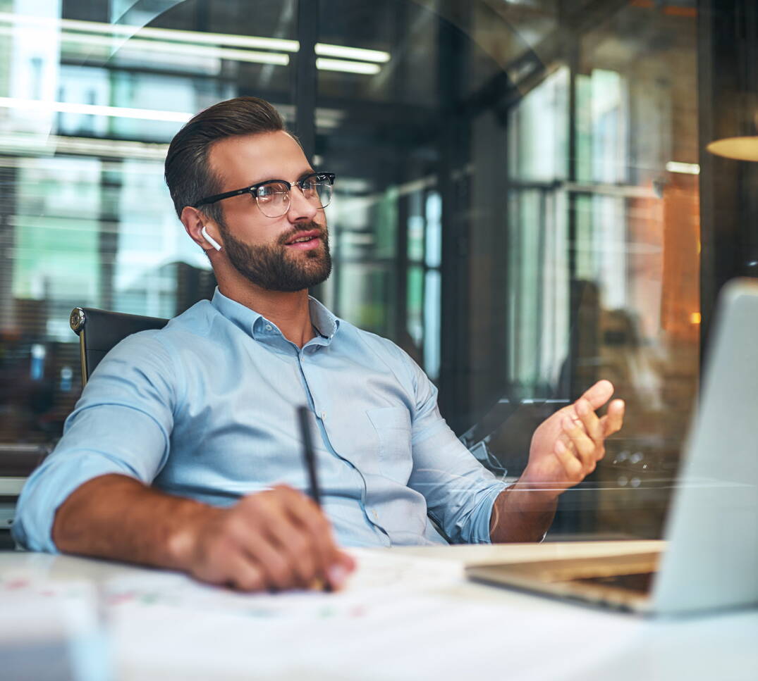 Ein umfangreiches Netzwerk, Zugang zu den modernsten Arbeitstools, Teilnahme am internen Ausbildungsprogramm, interessante Konditionen und ein erstklassiger Support erwarten Sie.