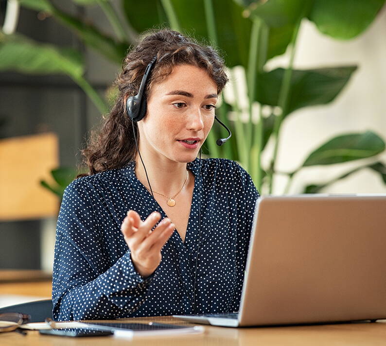 Online advice on household contents insurance An advisor conducts an online consultation and supports customers with questions about accurately determining the value of their household contents.