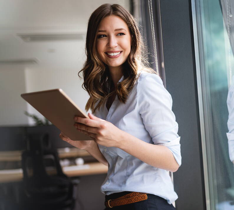 Ambiente di lavoro professionale di un intermediario assicurativo, simbolo di attività orientata ai risultati, gestione personale della clientela e collaborazione con Union Swiss Brokers Holding AG.